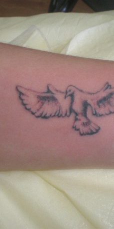 Татуировка голубя на предплечье