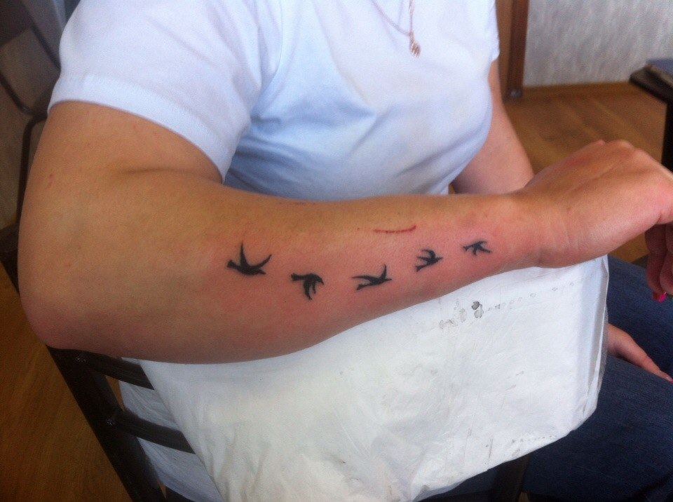 Татуировка летящие птицы