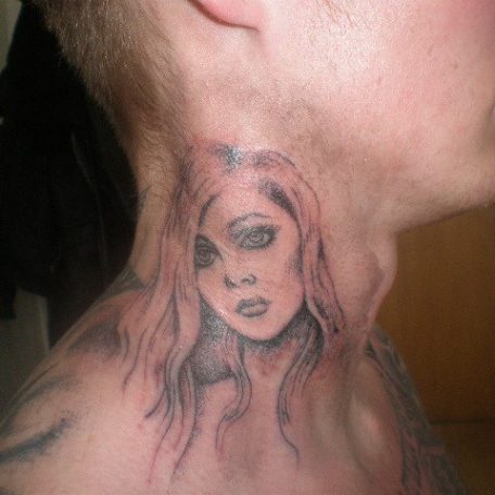 Татуировка на шее