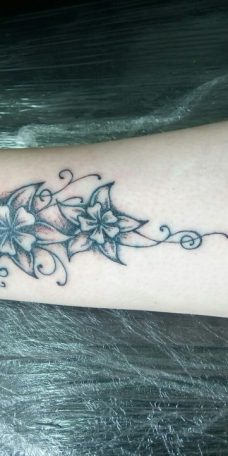 Цветочки - любимая женская тема тату