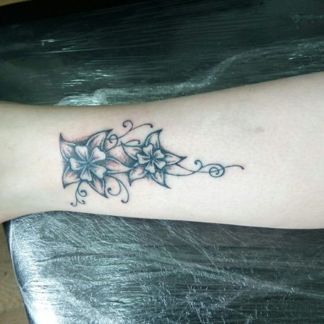 Цветочки - любимая женская тема тату