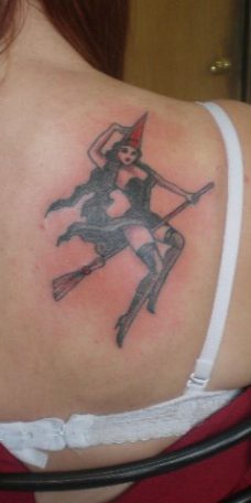 Тату у девушки на лопатке, ведьма на метле
