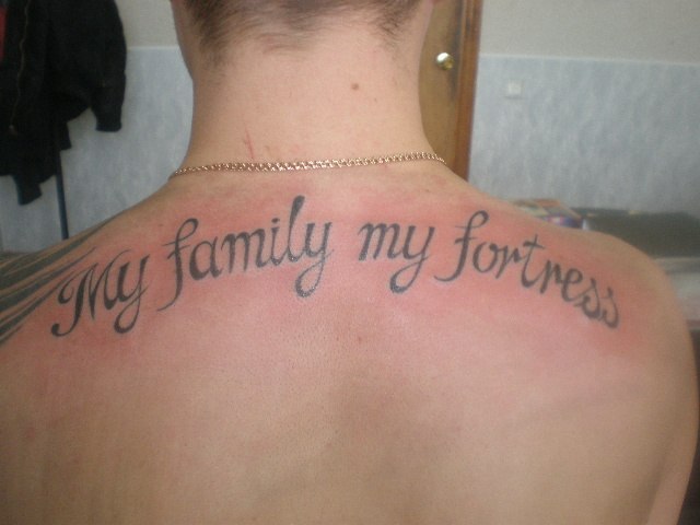 Тату надпись "Моя семья - Моя крепость"