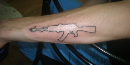 АК-47 тату на предплечье