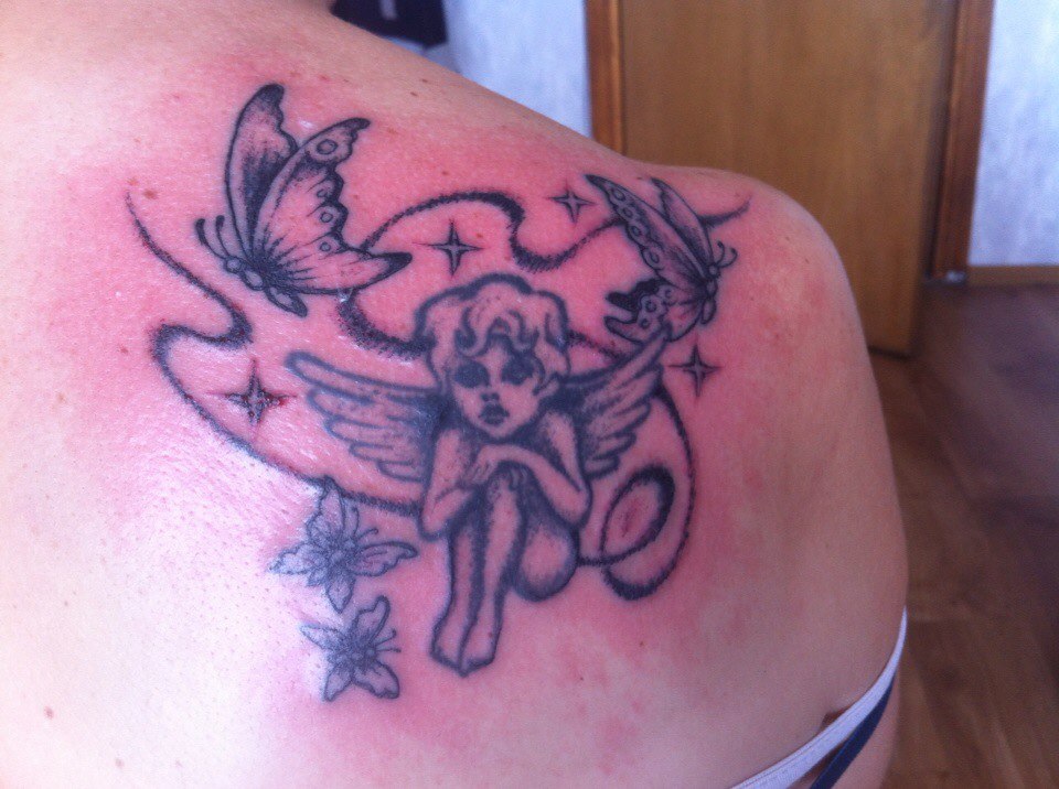 Татуировка "Ангел на плече девушки"