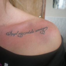 Женская татуировка - надпись на ключице