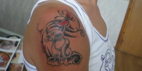 Красивая женская татуировка на плече