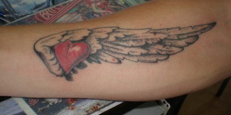Татуировка сердце с крылом