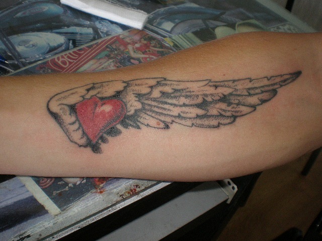 Татуировка сердце с крылом