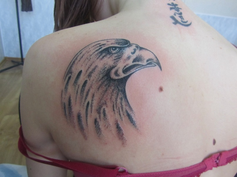 Татуировка орла на лопатке