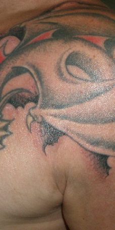 Татуировка дракона на плече