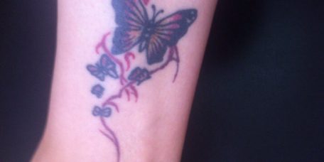 Татуировка бабочка на ноге