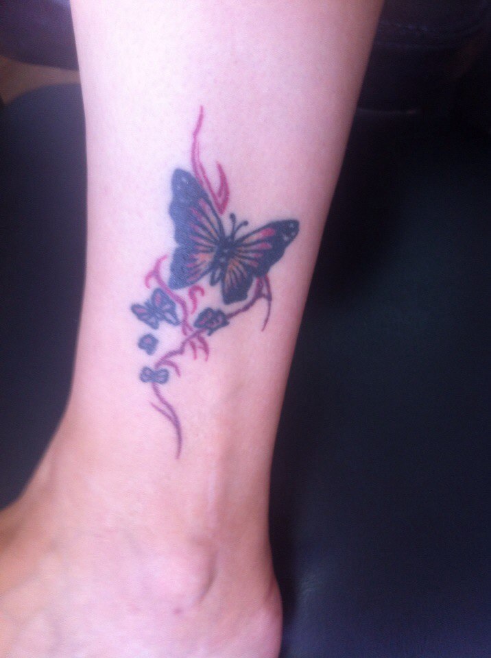 Татуировка бабочка на ноге