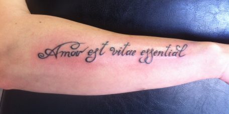 Татуировка - латиница на руке