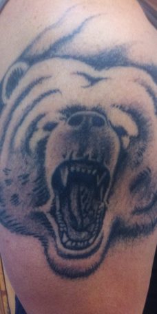 Татуировка медведя на плече