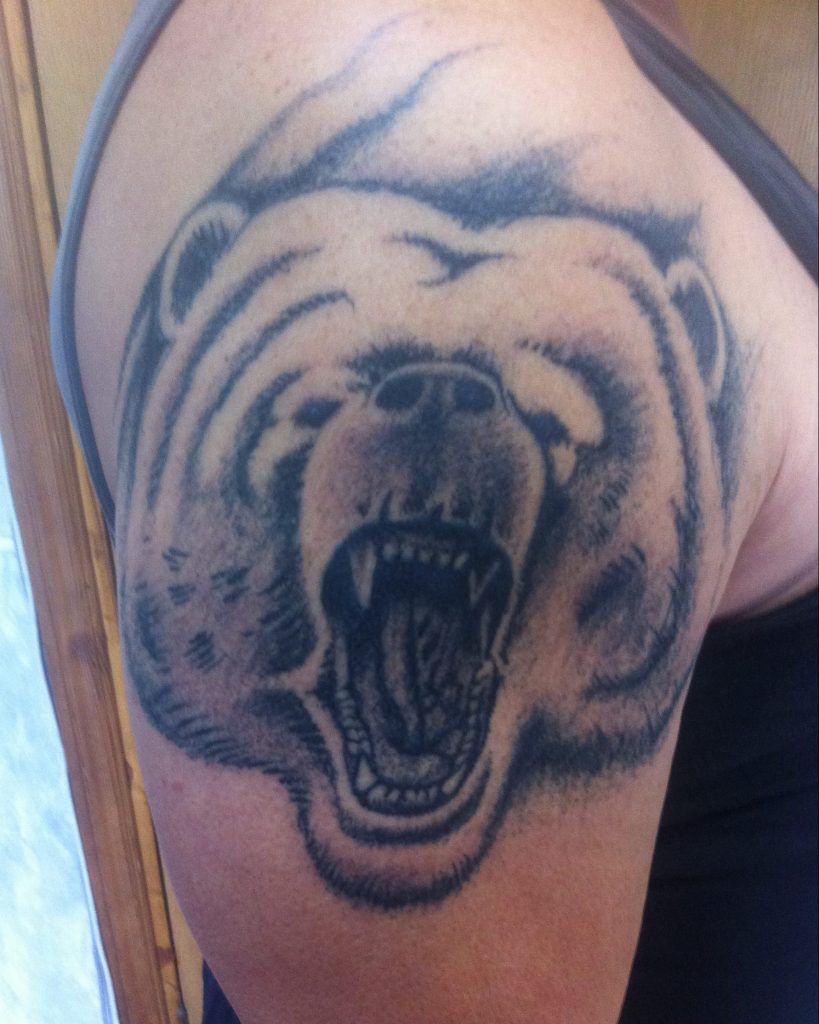 Татуировка медведя на плече