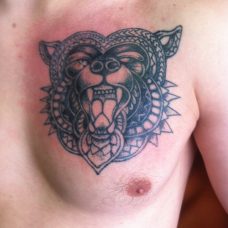 Татуировка медведь на груди