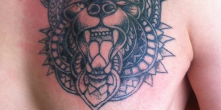 Татуировка медведь на груди