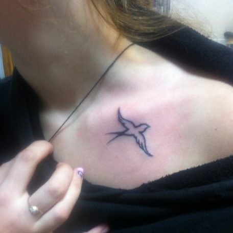 Татуировка "птичка" на ключице