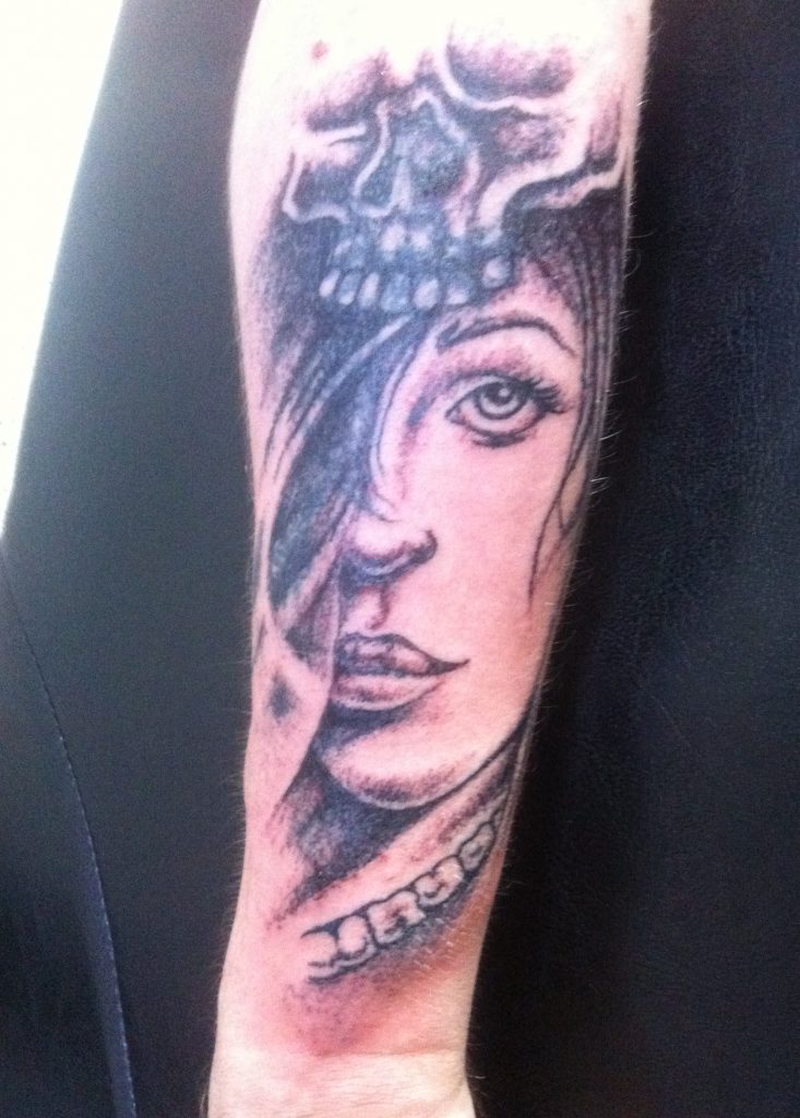 Татуировка лицо девушки на руке