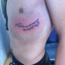 Татуировка на латыни "Удача всегда со мной"