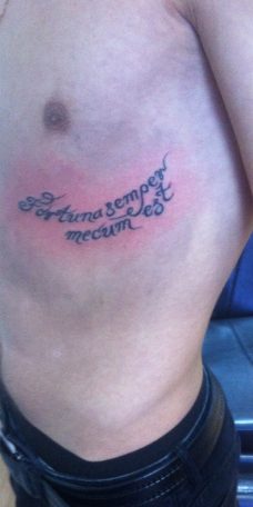 Татуировка на латыни "Удача всегда со мной"