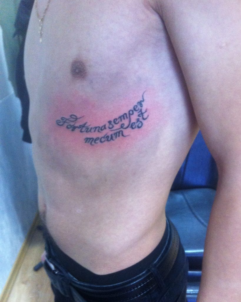 Татуировка на латыни "Удача всегда со мной"