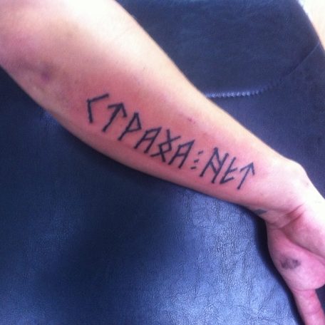 Надпись на руке "Страха нет"