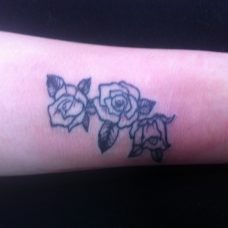 Цветочная татуировка на руке