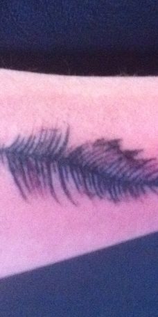 Татуировка на тыльной стороне руки