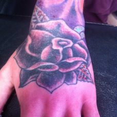 Татуировка на кисти "Чёрная роза"