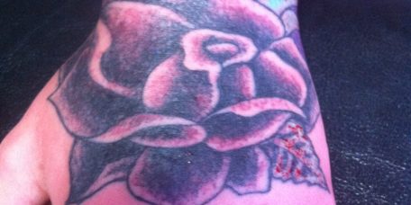 Татуировка на кисти "Чёрная роза"