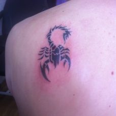 Татуировка "скорпион на лопатке"