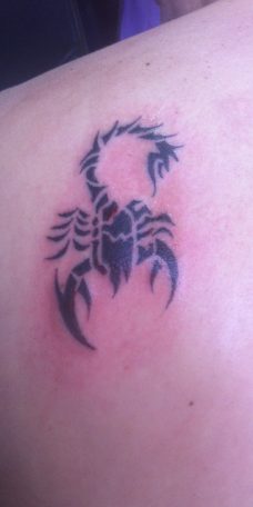 Татуировка "скорпион на лопатке"