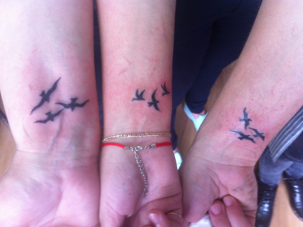 Три татуировки "птички на запястье"