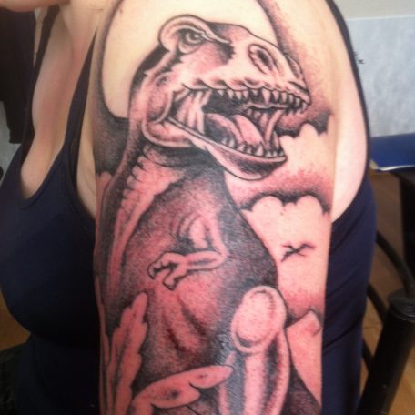 Татуировка на всё плечо - динозавр