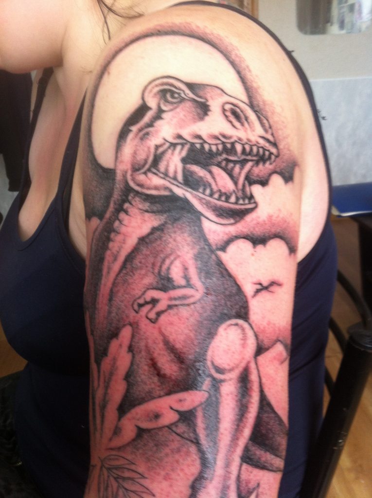 Татуировка на всё плечо - динозавр