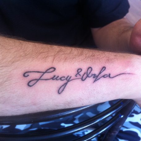 Татуировка на руке на английском языке