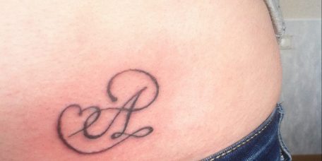 Татуированная на животе буква А