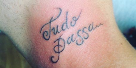 Татуировка на шее футбольного фаната