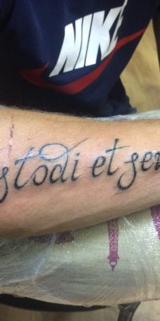 Татуировка-надпись "Спаси и сохрани" на латинском