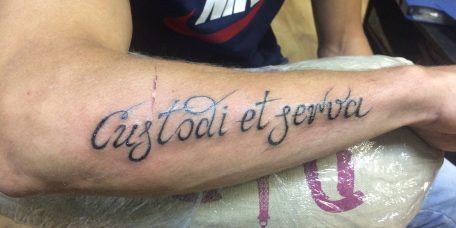 Татуировка-надпись "Спаси и сохрани" на латинском
