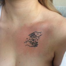 Татуировка на груди "звёзды в руках"
