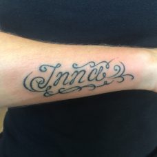 Имя на руке в виде татуировки