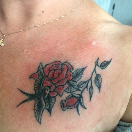 Цветная татуировка на груди в стиле old-school