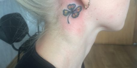 "Клевер на удачу" - изящная татуировка за ушком