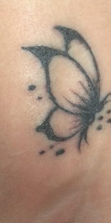 Татуировка на запястье - мотылёк