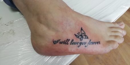 Татуировка бабочки на ноге для девушки