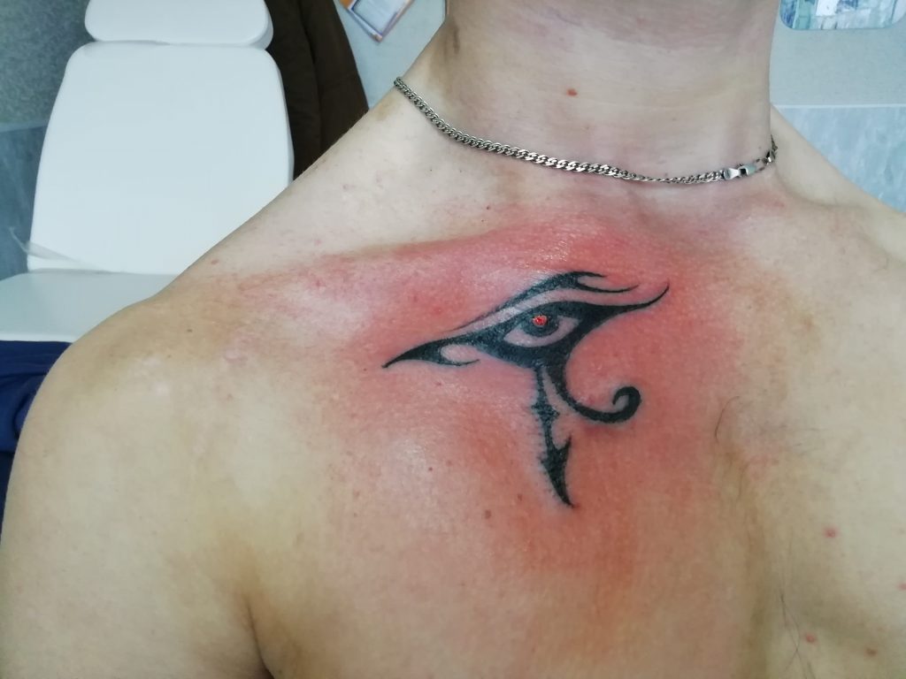 Татуировка на груди на египетскую тематику