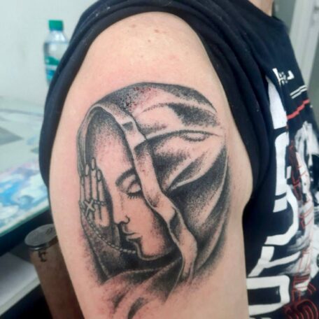 Татуировка девушка в капюшоне на плече